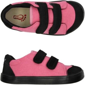 Zapatos rosas y negros descalzos
